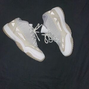 Men Jordan 11 Retro Low IE Light Orewood Brown Size 8.5 in good condition